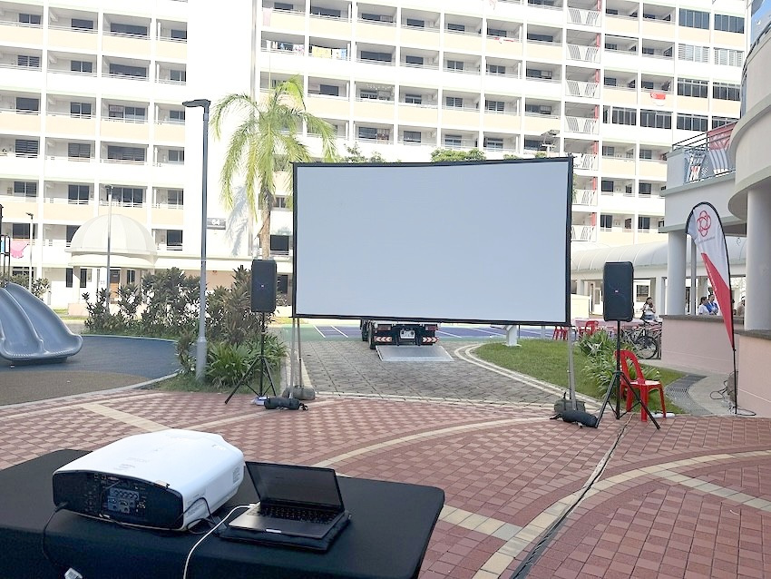 Movie Screening: 6 Easy Ways to Plan Better Seating 7 Projector and laptop facing a screen in a residential courtyard